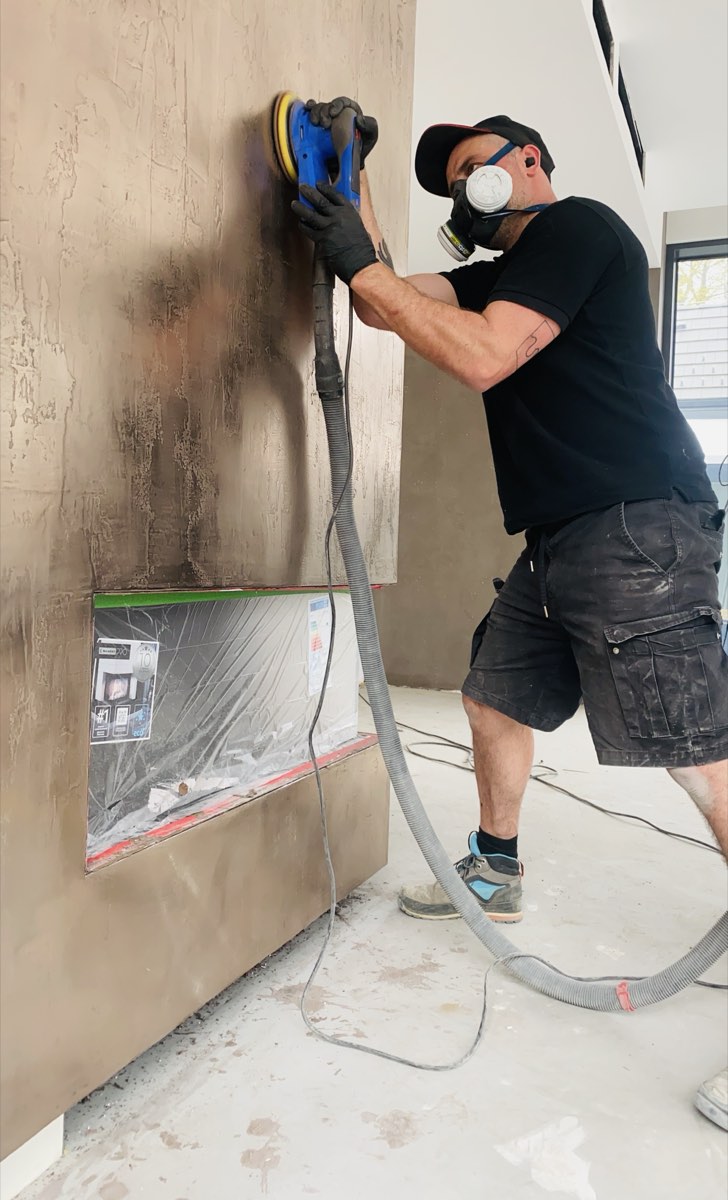 Broušení stěrky — instalace krbu