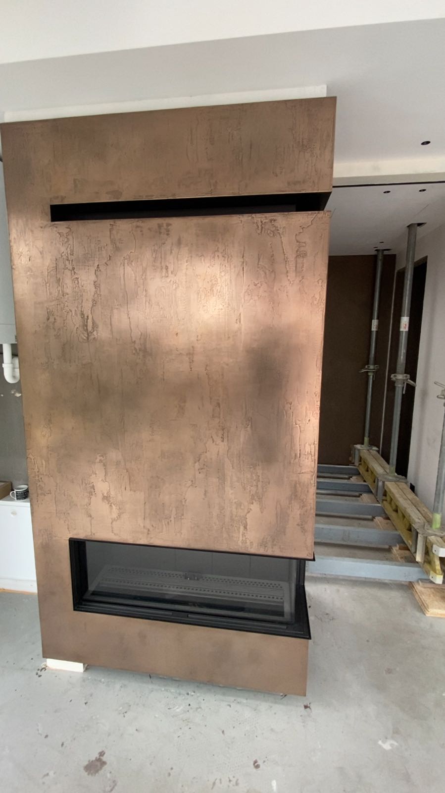 Tekutý kov — instalace krbové obestavby